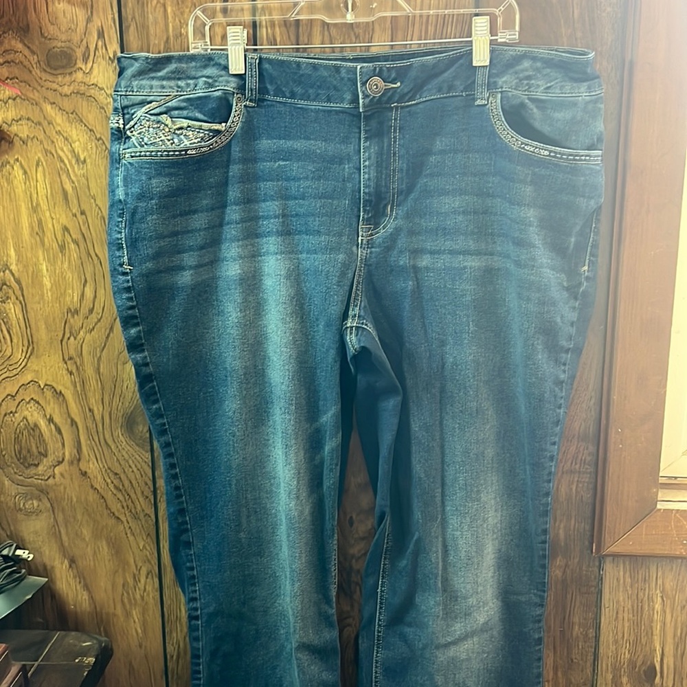 Maurices 22 Reg boot it Jeans with detailed pockets